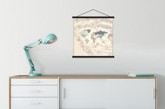 Posterhanger incl. Poster 60x60 cm - Schoolplaat - Wereldkaart - Kleuren - Krantenpapier - Textielposter - Zwarte latten