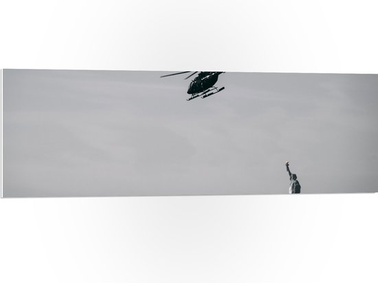 WallClassics - PVC Schuimplaat- Helikopter zwevend boven Vrijheidsbeeld in New York - 120x40 cm Foto op PVC Schuimplaat