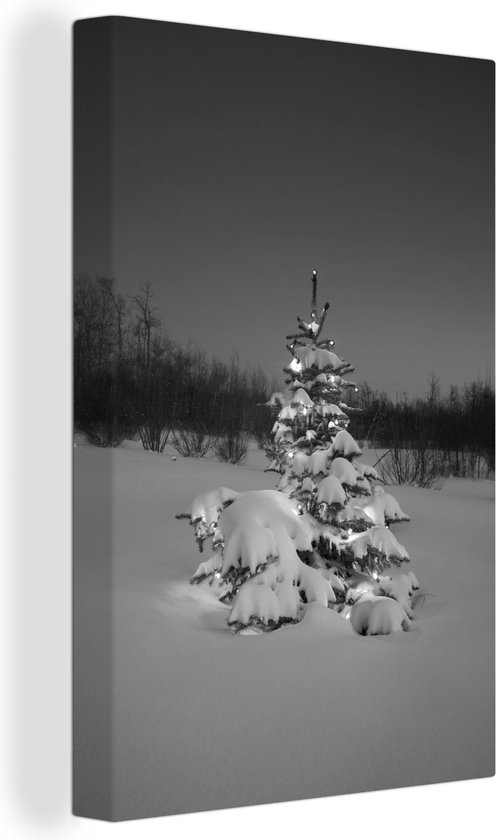 Canvas Schilderij Verlichte kerstboom in de sneeuw bij nacht - zwart wit - 80x120 cm - Wanddecoratie