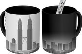 Magische Mok - Foto op Warmte Mok - skyline van Kuala Lumpur met de Petronas Towers - zwart wit - 350 ML