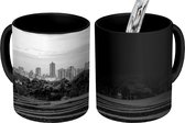 Magische Mok - Foto op Warmte Mok - Groene stadspark in Curitiba in Brazilië Zuid-Amerika - zwart wit - 350 ML