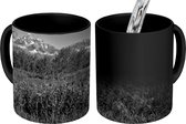 Magische Mok - Foto op Warmte Mok - Een veld met bloemen voor de gebergtes van het Grand Teton Nationaal Park - zwart wit - 350 ML