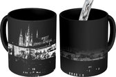 Magische Mok - Foto op Warmte Mok - Kasteel in Praag - zwart wit - 350 ML