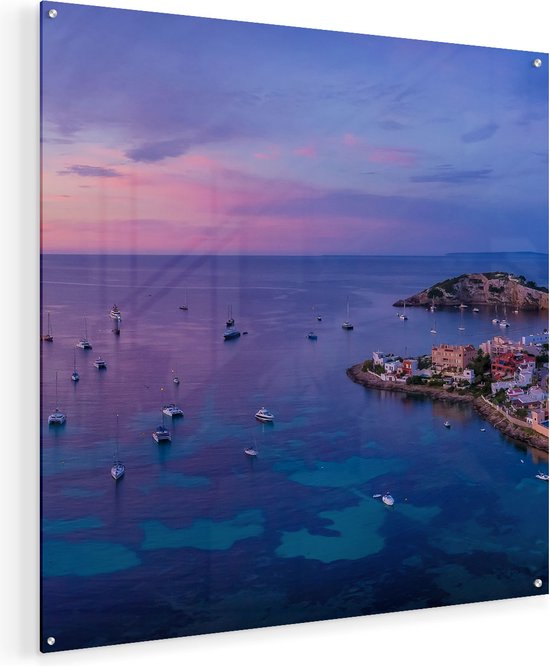 Artaza Glasschilderij - Ibiza met Boten op het Water bij Zonsopgang - 70x70 - Plexiglas Schilderij - Foto op Glas