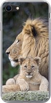 Geschikt voor iPhone 8 hoesje - Volwassen leeuw met jong - Siliconen Telefoonhoesje