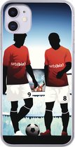Geschikt voor iPhone 11 hoesje - Een illustratie van twee voetballers in een stadion - Jongens - Meiden - Kids - Siliconen Telefoonhoesje