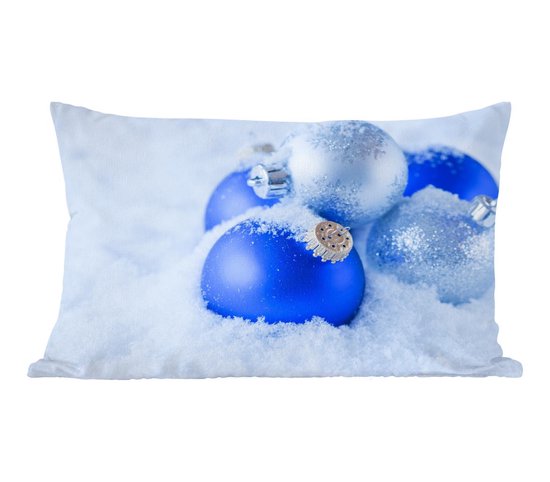Sierkussen Kerst voor binnen - Een set blauwe en zilveren kerstballen bevinden zich in de sneeuw - 50x30 cm - rechthoekig binnenkussen van katoen