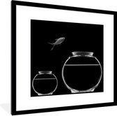Fotolijst incl. Poster Zwart Wit- Goudvis springt uit aquarium op een zwarte achtergrond - zwart wit - 40x40 cm - Posterlijst
