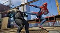 Spider-Man in rood en blauw pak, schoppend naar een dikke man met masker.