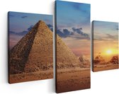 Artaza Canvas Schilderij Drieluik Egyptische Piramides in de Woestijn - 90x60 - Foto Op Canvas - Canvas Print