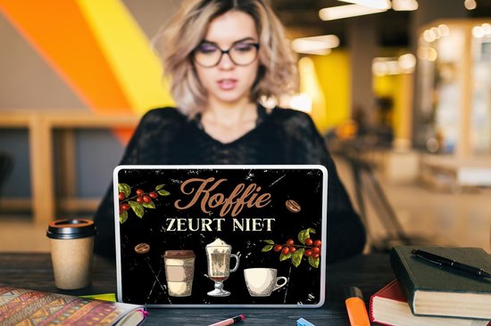 Autocollant pour ordinateur portable avec le texte 'Koffie ZURT NIET', grains de café, branches avec baies et trois tasses à café dans un style croquis sur fond noir.