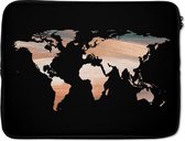 Laptophoes 15.6 inch - Wereldkaart - Kleuren - Zwart - Laptop sleeve - Binnenmaat 39,5x29,5 cm - Zwarte achterkant