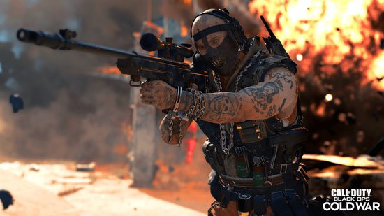 Man met masker, tatoeages en sniper rifle, vuur en explosie.