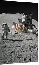 Astronaut salutes beside U.S. flag (maanlanding) - Foto op Dibond - 40 x 60 cm