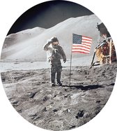 Astronaut gives salute beside U.S. flag (maanlanding) - Foto op Dibond - ⌀ 30 cm