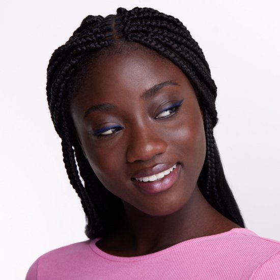 Jong meisje met gevlochten haar, draagt een roze shirt. Blauwe eyeliner.