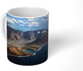 Mok - Een luchtfoto van de puntige bergen en de kustlijn van Hawaii - 350 ML - Beker