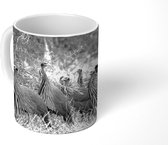Mok - Groep gierparelhoenders in het gras - zwart wit - 350 ML - Beker