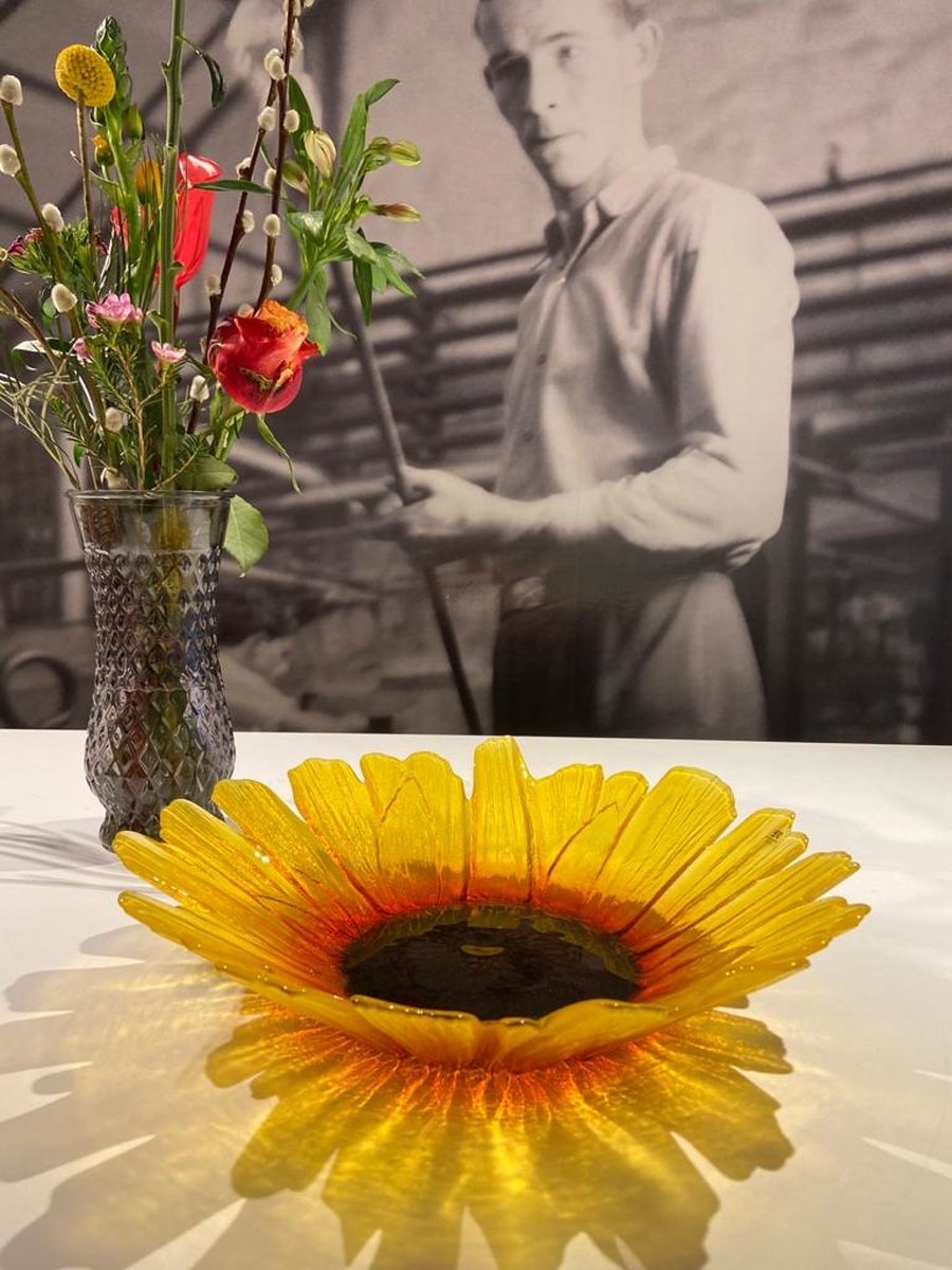 Grote kristallen Zonnebloem schaal van Mats Jonasson – handgemaakt kunstwerk van 34 cm met natuurlijke symboliek