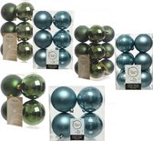 Kerstversiering kunststof kerstballen kleuren mix ijsblauw/donkergroen 6-8-10 cm pakket van 44x stuks