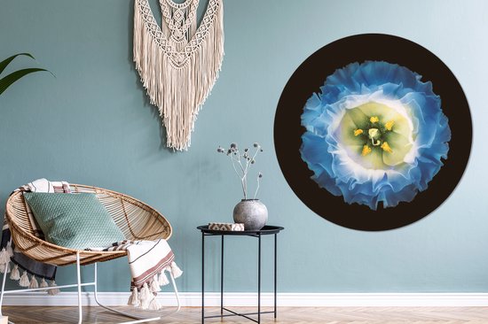 Gros plan d'une fleur bleue sur fond noir Sticker papier peint cercle mural ⌀ 120 cm / cercle papier peint / cercle mural / cercle vivant - autocollant & découpe ronde