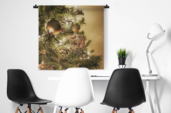 Tenture murale - Tissu mural - Un sapin de Noël avec des boules colorées - 90x90 cm - Tapisserie murale