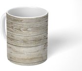 Mok - Een lichte houten muur als achtergrond - 350 ML - Beker