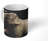 Mok - Koffiemok - Olifant met zijn rechterbeen omhoog op een zwarte achtergrond - Mokken - 350 ML - Beker - Koffiemokken - Theemok