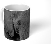 Mok - Koffiemok - Close-up van een olifant in de natuur in zwart-wit - Mokken - 350 ML - Beker - Koffiemokken - Theemok