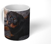 Mok - Koffiemok - Een Rottweiler puppy op een zwart kleed - Mokken - 350 ML - Beker - Koffiemokken - Theemok