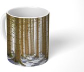 Mok - Een bos met boomstammen in een winters landschap - 350 ML - Beker