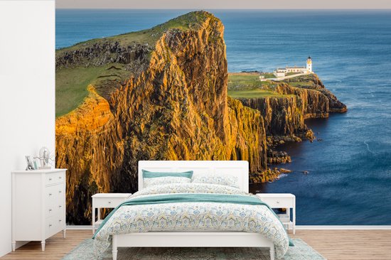 Behang - Fotobehang Vuurtoren op de rots op het eiland Skye - Breedte 450 cm x hoogte 300 cm