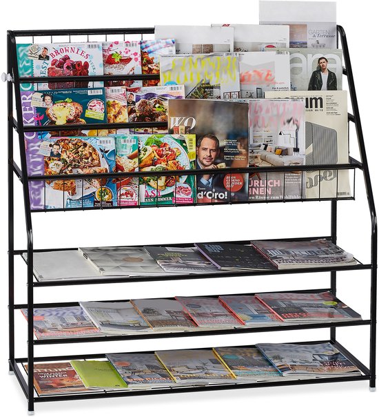 Zwart metalen tijdschriftenrek met 6 etages, vol met tijdschriften en boeken.
