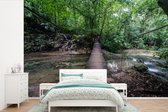 Behang - Fotobehang Brug in de jungle bij Palenque in Mexico - Breedte 600 cm x hoogte 400 cm