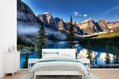 Behang - Fotobehang Mistige ochtend boven Noord-Amerikaanse Moraine Lake in Canada - Breedte 330 cm x hoogte 220 cm