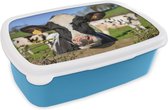 Broodtrommel Blauw - Lunchbox - Brooddoos - Koe - Hek - Gras - Dieren - 18x12x6 cm - Kinderen - Jongen