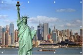 Vrijheidsbeeld en Hudson voor de skyline van New York - Foto op Tuinposter - 150 x 100 cm