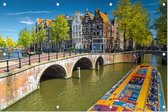 Rondvaartboot langs de grachtenpanden van Amsterdam - Foto op Tuinposter - 225 x 150 cm