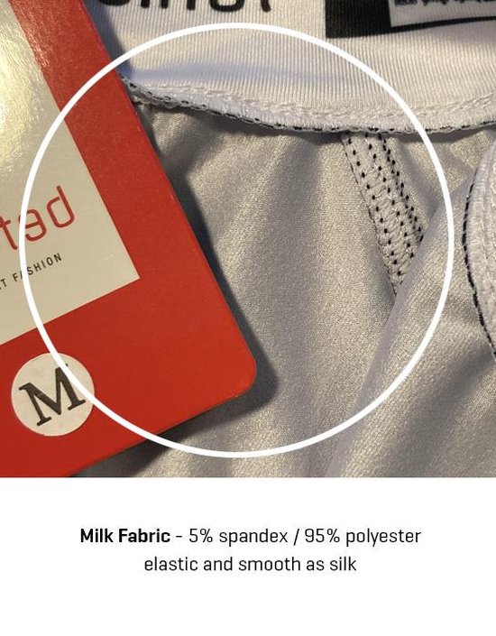Detail van de binnenkant van de wielertrui met 'M' maatlabel en gladde, melkachtige stof.