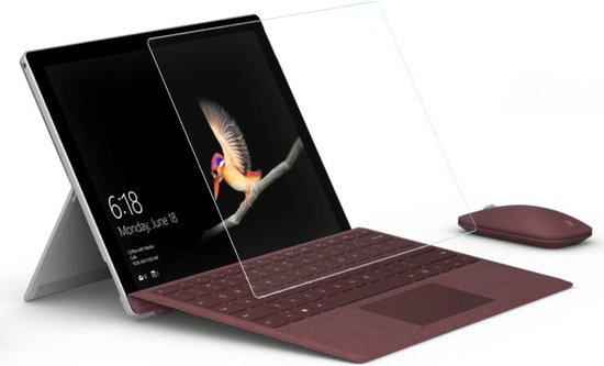 Microsoft Surface Go 3 met een bordeauxrood toetsenbord en muis, met een glazen screenprotector op het scherm.