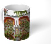 Mok - Rode bloemen aan de muur in het Spaanse Córdoba - 350 ML - Beker