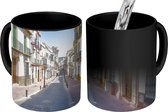 Magische Mok - Foto op Warmte Mok - Kleurrijk straatbeeld van Córdoba in Spanje - 350 ML