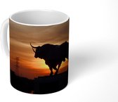 Mok - Silhouet van een stier bij zonsondergang - 350 ML - Beker