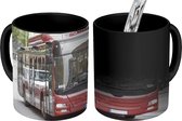 Magische Mok - Foto op Warmte Mok - Een vooraanzicht van een roodgekleurde bus - 350 ML