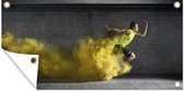 Tuinposter Atleet laat gele rook achter - 80x40 cm - Wanddecoratie Buiten - Tuinposter - Tuindoek - Schuttingposter - Tuinschilderij