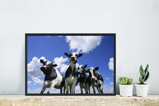 Cadre photo - Quatre vaches frisonnes sous un ciel nuageux Cadre photo noir 60x40 cm - Affiche sous cadre (Décoration murale salon / chambre)
