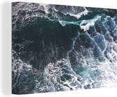 Canvas Schilderij Luchtfoto van woeste golven in de zee - 90x60 cm - Wanddecoratie