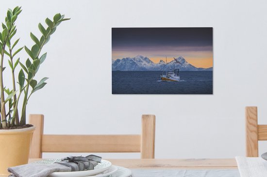 Un bateau de pêche avec des montagnes en arrière-plan Toile 30x20 cm - petit - Tirage photo sur toile (Décoration murale salon / chambre)