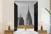 Behang - Fotobehang Manhattan - Wolkenkrabber - Zwart - Wit - Breedte 155 cm x hoogte 240 cm