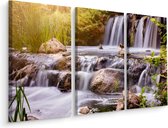 Schilderij - Prachtige waterval bij zonsopkomst, 3 luik, premium print